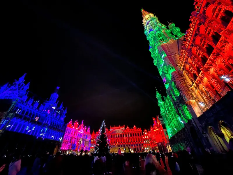 La gran plaza de Bruselas iluminada en un espectaculo de luces y sonidos en navidad, Belgica