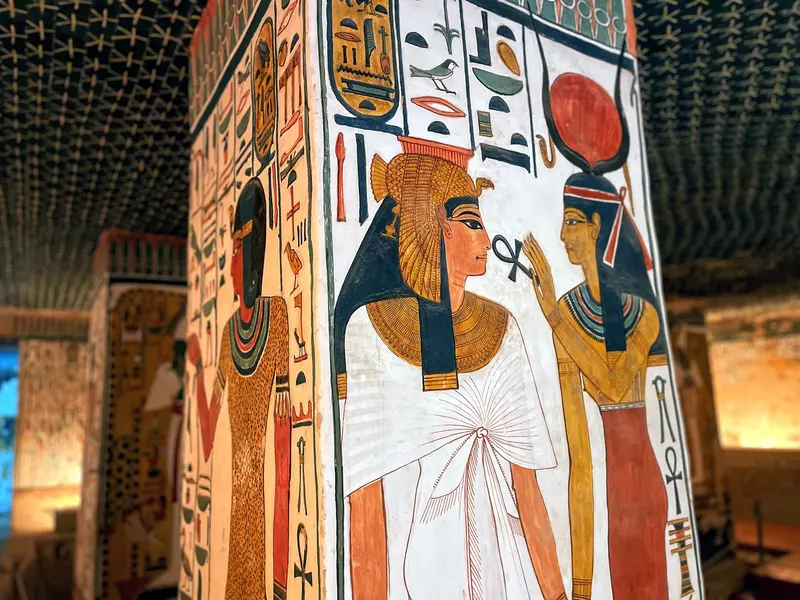 detalle de pinturas egipcias de la tumba de Nefertari en Valle de las Reinas, Luxor, Egipto