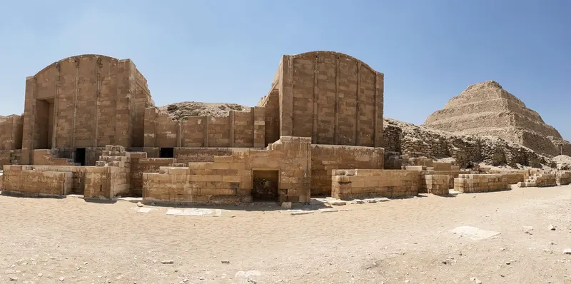 Saqqara, sus ruinas y la piramide escalona de fondo, El Cairo, Egipto
