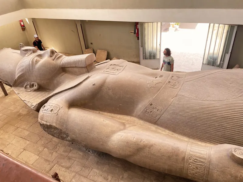 el colosal Ramses II, Kike es diminuto a su lado. Menphis, Egipto