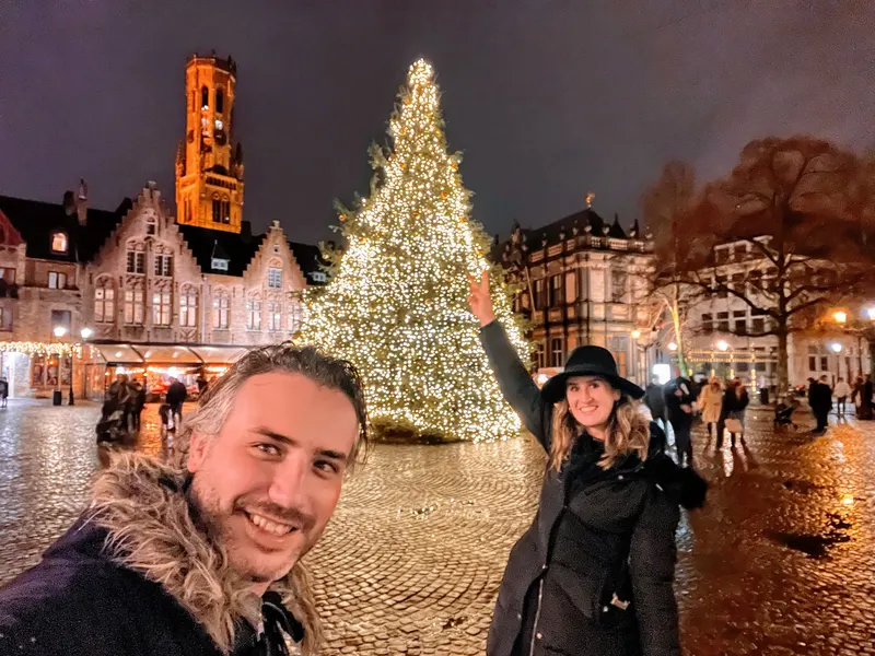 Brujas y su plaza Burg decorada de navidad, Belgica