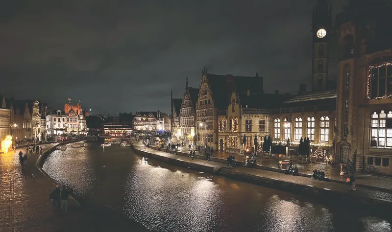 Panoramica nocturna de Gante en Navidad, Belgica