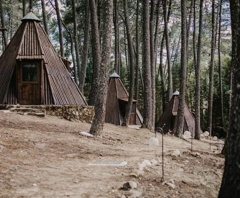 tepees exteriores en bosque norte de españa
