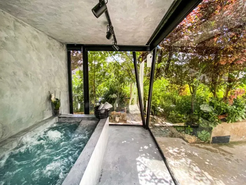 Jacuzzi en el interior de una casa cueva del hotel Lomas de Ruvira