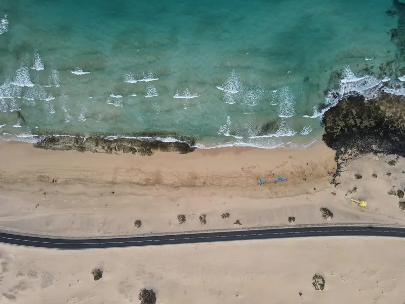 Panoramica con dron de las playas de Corralejo de Fuerteventura, dunas y mar