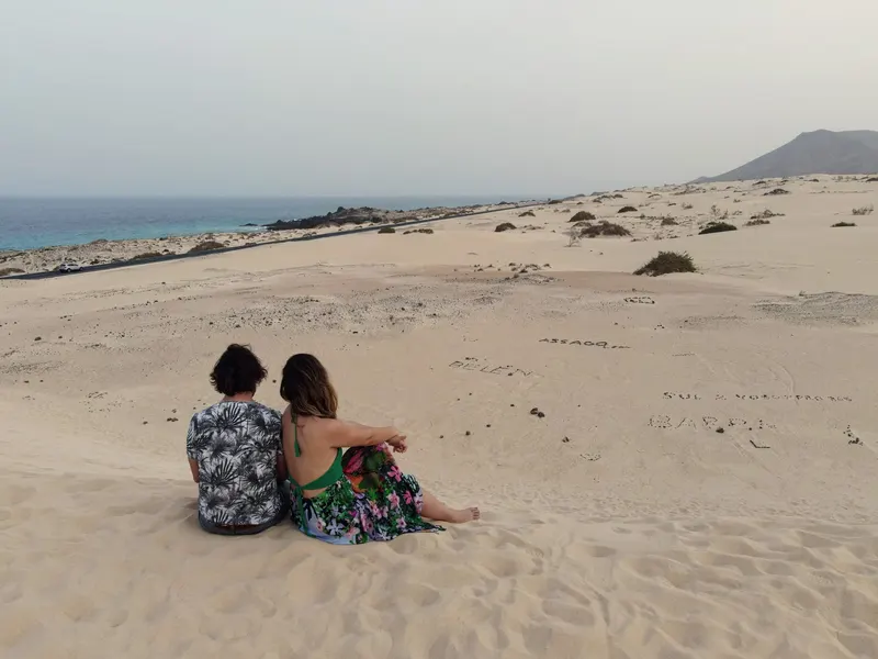 pareja de ThisIsTravel en la Puesta de sol sobre las Dunas de Corralejo, Fuerteventura
