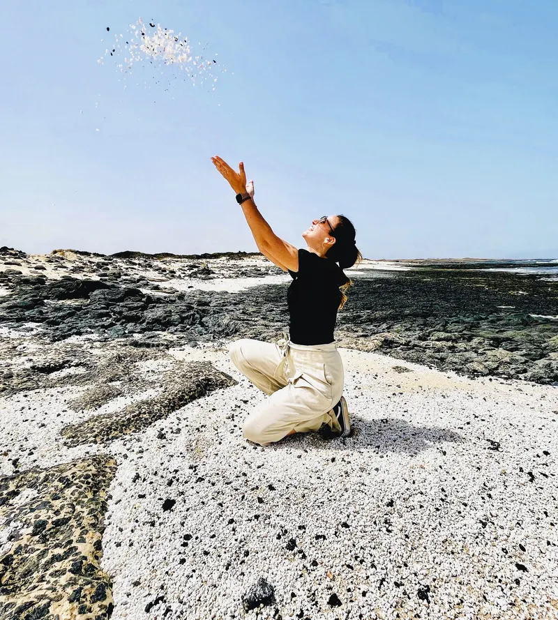 Angela disfrutando la playa de pop corn en Fuerteventura