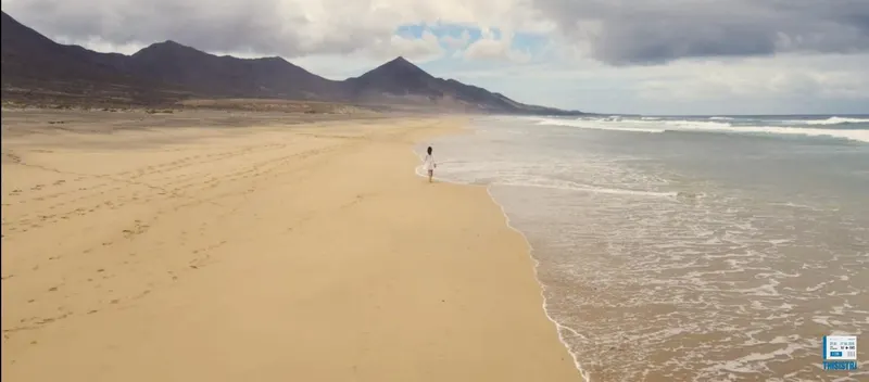 espectacular paisaje de la playa de Cofete en Fuerteventura, sin gente, solo el paisaje y Ángela