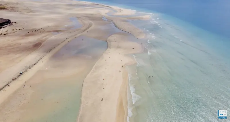panoramica con dron de la playa de Sotavento en Fuerteventura
