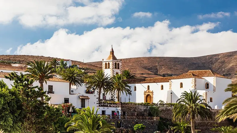 vistas panoramicas de Betancuria con sus casas blancas en pleno valle volcánico