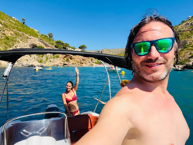 Cala Granadella, Javea con el barco.