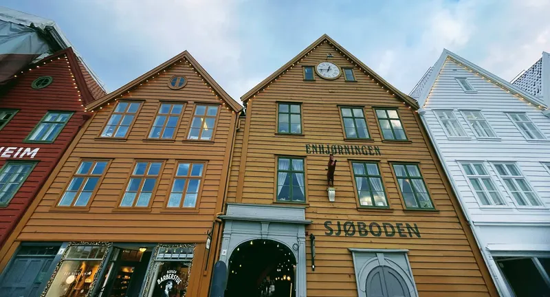 Primer plano de las casas hangeaticas de Bergen con sus detalles de madera y sus colores. Bryggen