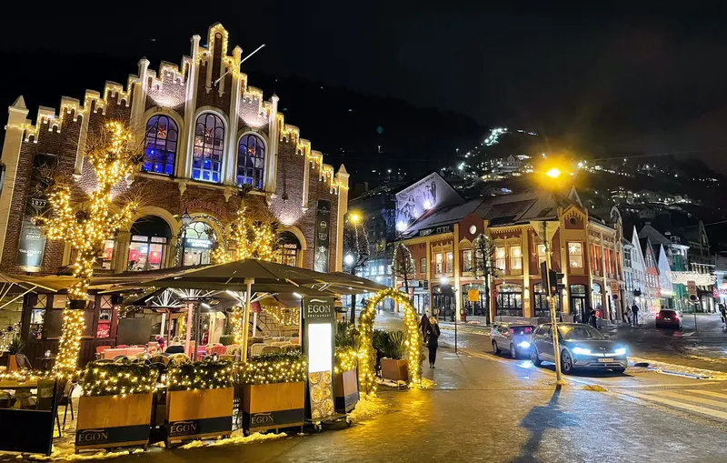 Decoracion de las calles de Bergen en Navidad por las noches, Monte Floyen al fondo.