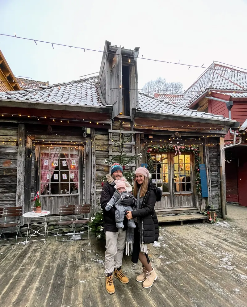 Familia de ThisIsTravel en la casa más antigua de Bryggen decorada de navidad, Bergen