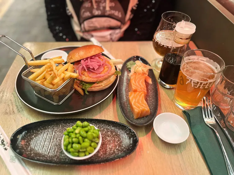 detalle de comida noruega en Bergen, hamurguesa de salmon fresco y sashimi de salmon noruego