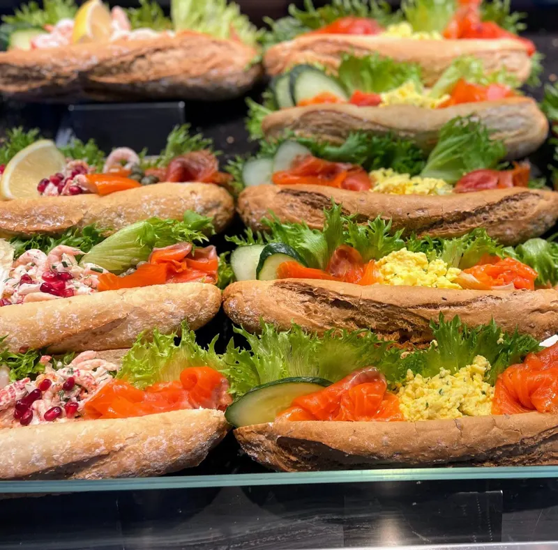 bocadillos de salmon noruego y cangrejo rey en Bergen
