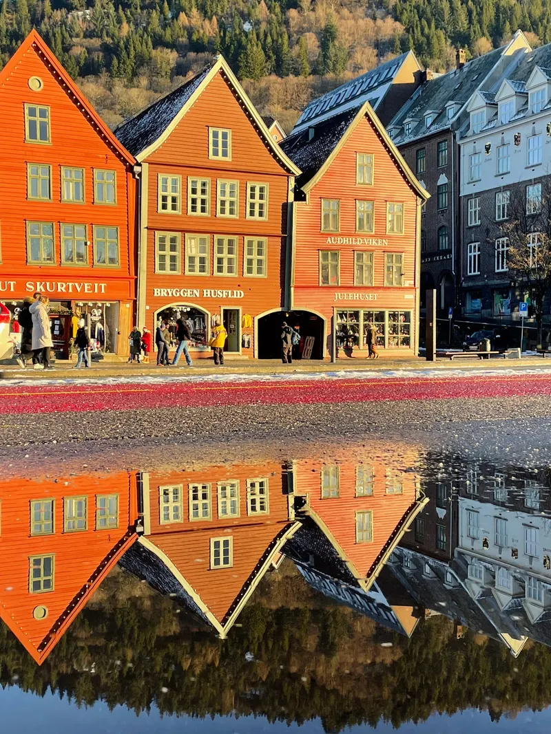 Los reflejos de Bergen, con su barrio emblematico de Bryggen, Noruega