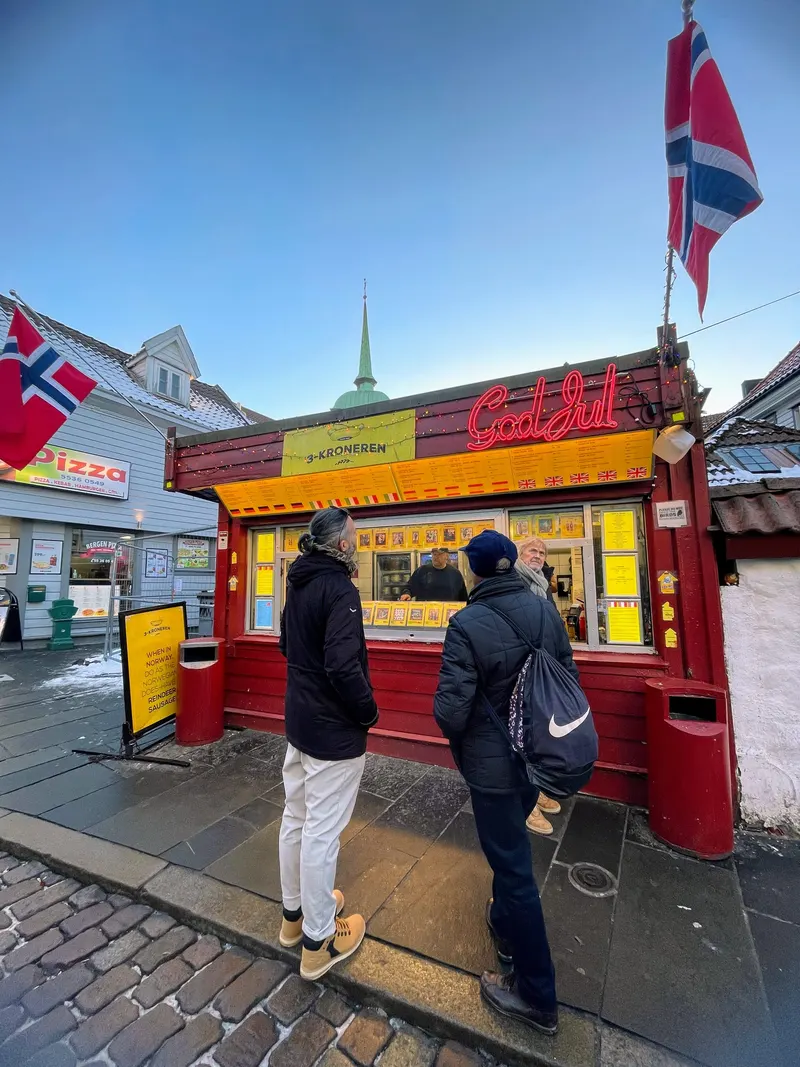 Parada de perritos calientes noruegos tradicionales, Bergen