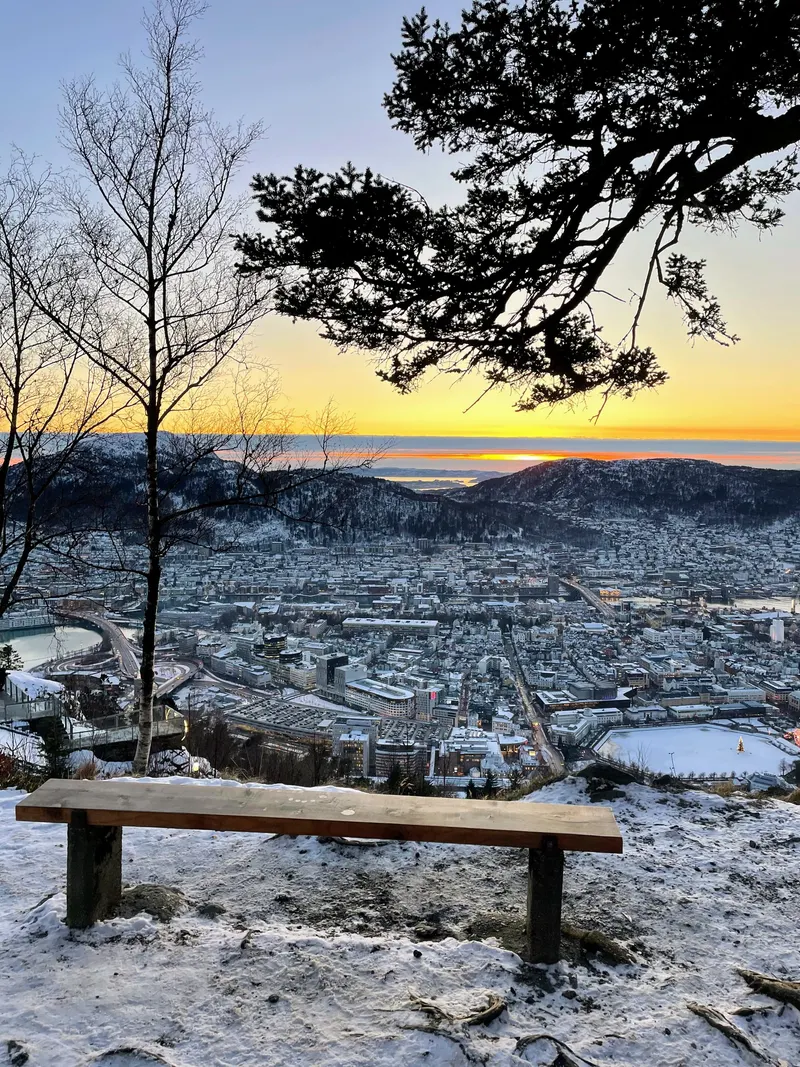 vistas al atardecer nevado de Bergen, Noruega