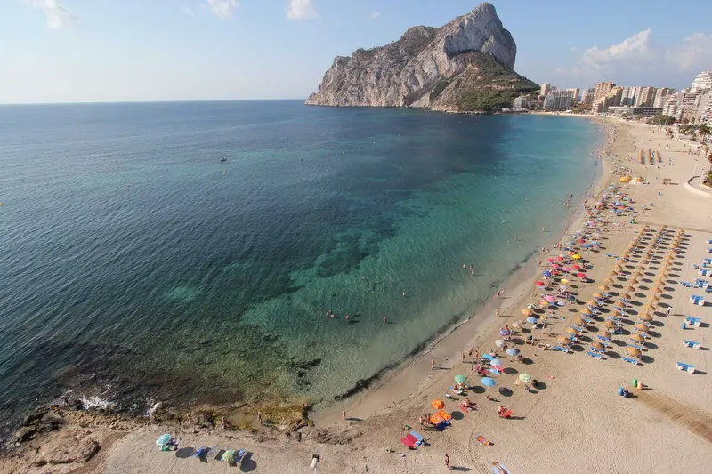 detalle aéreo de la playa de la Fossa en Calpe, Alicante