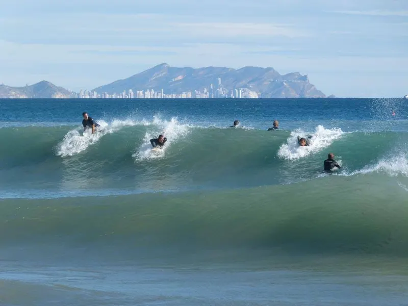 detalle de surferos en la localidad de EL Campello, ALicante