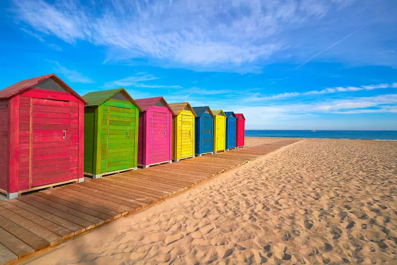 playa san juan alicante, detalle casetas de colores,