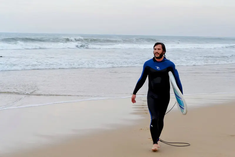 surf en la playa portuguesa de Carcavelos