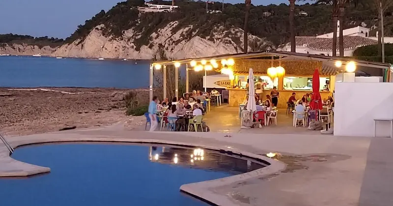 Terraza junto al mar de La Caleta, en Jávea