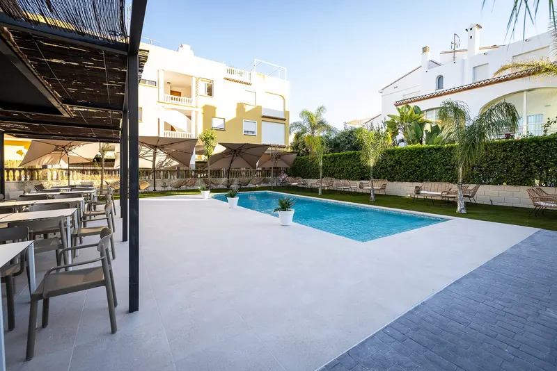 Piscina y terraza del chiringuito La Fresca, en Xeraco