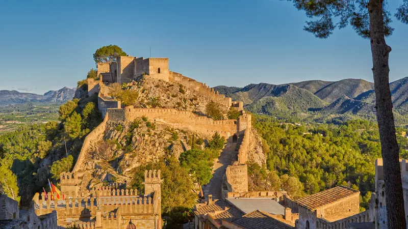 Vistas del castillo de Xativa iluminado.