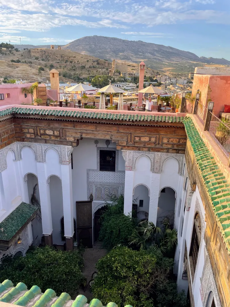 vistas espectaculares de la terraza restaurante del Riad, con vistas a la medina de Fez