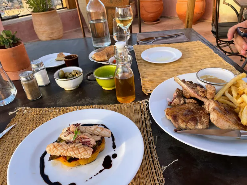 Cena marroqui deliciosa con vistas a la medina de Fez