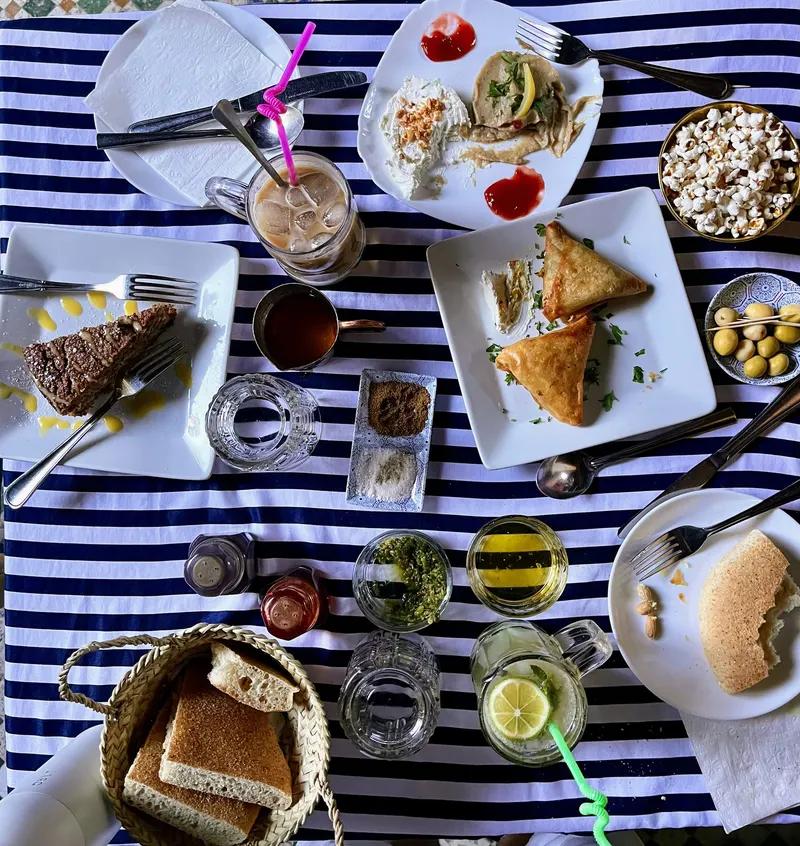 Mesa de comida marroquí en un restaurante ruina en la medina de Fez