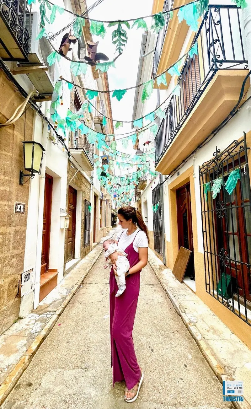 callejuelas decoradas de Jávea, Alicante . Pareja madre e hija en calles encantadoras