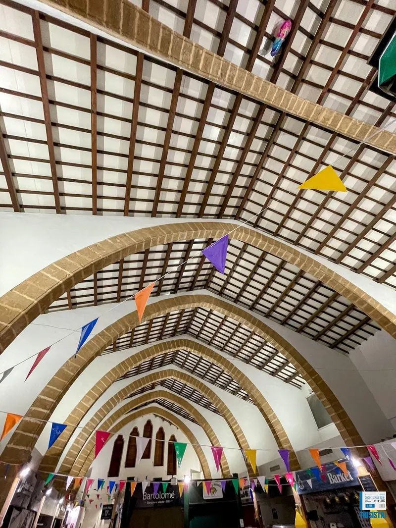 detalle arquitectura del mercado de abastos de Jávea engalanado, Alicante