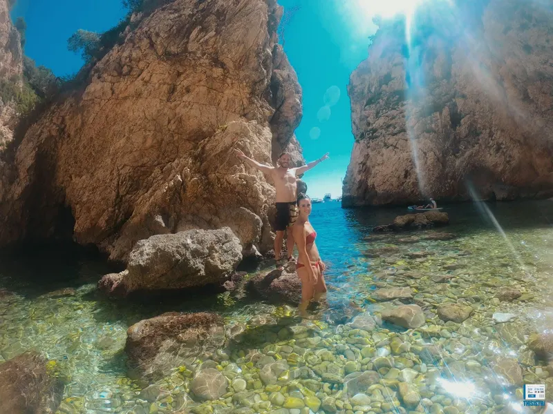 la impresionante cala del caló, Javea, marmediterraneo