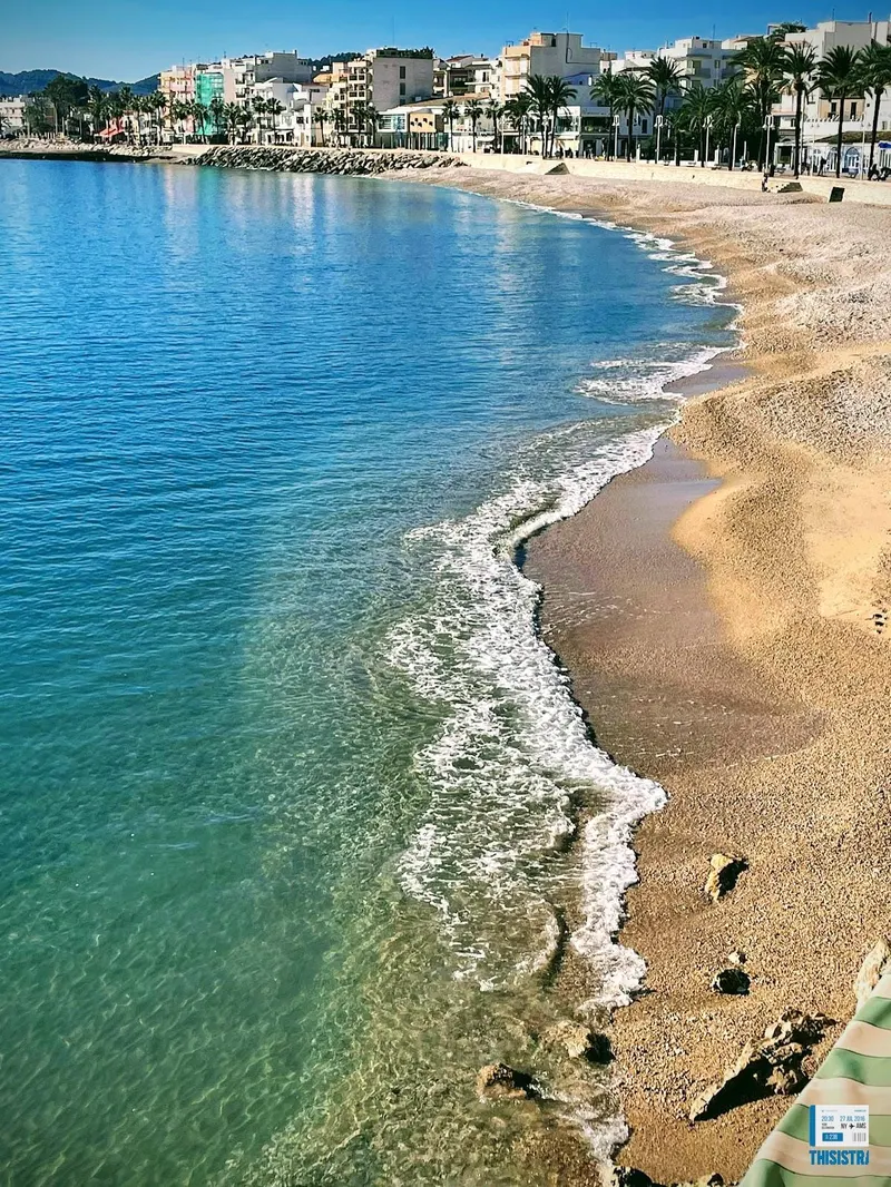 detalle del agua cristinalina de la Playa de Grava, Puerto de Xàbia