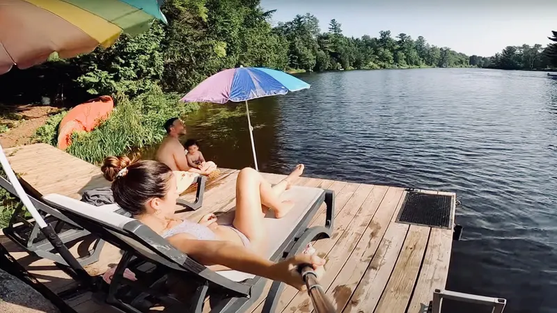 Familia en el embarcadero de Bracebridge, disfrutando del verano
