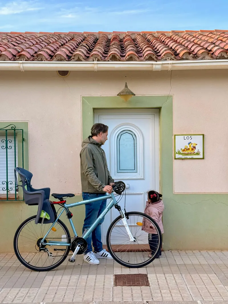 detalle del paseo de les Rotes, Denia con bici en familia