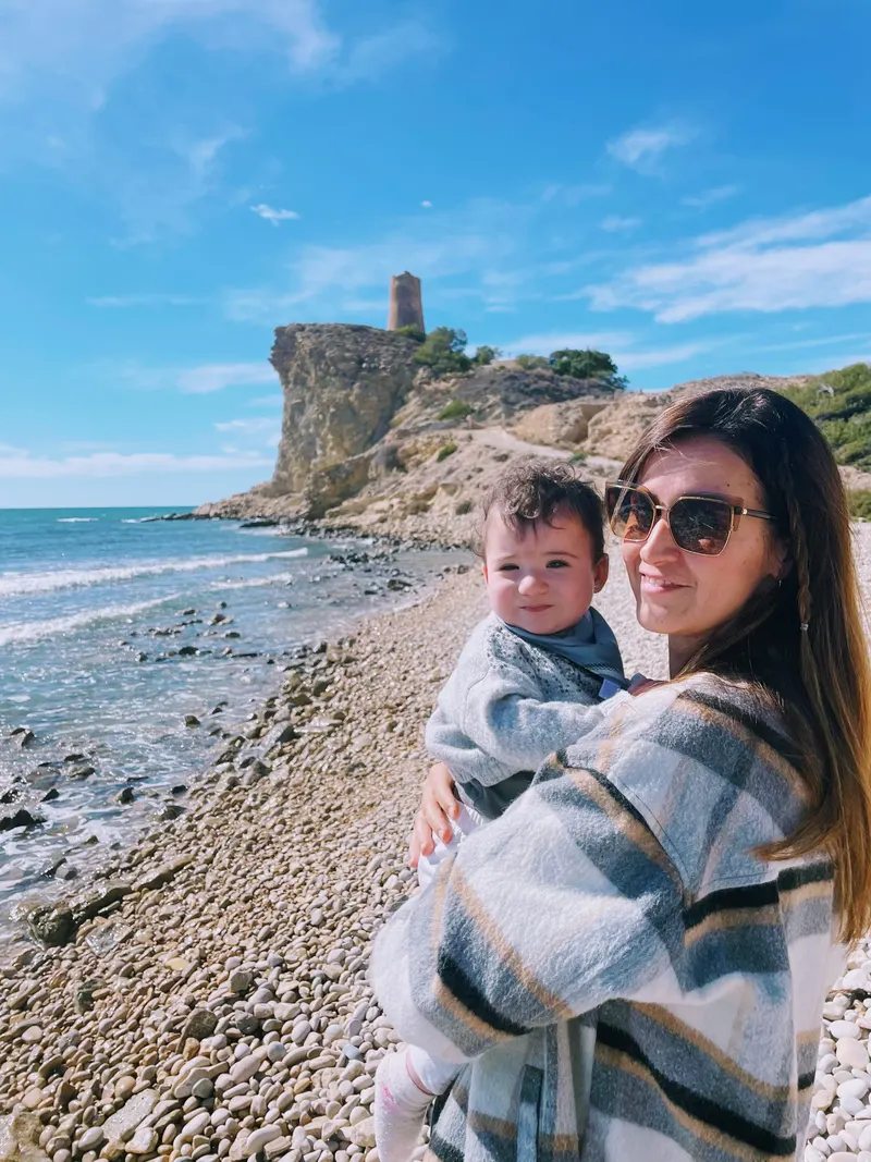 Torre y Cala del Charco, detalle de mamá ANgela y Kiara en primavera