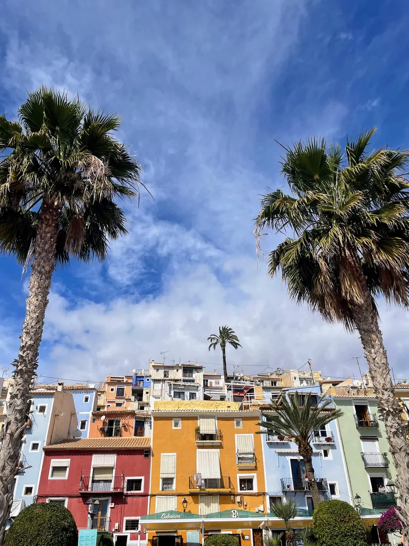 centro histórico de la Vilajoisa con sus casa de colores y ambiente playero