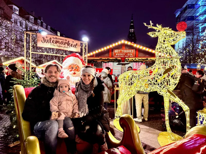 Detalle del mercado de navidad con papa noel y su trineo, en Copenhague, Dinamarca