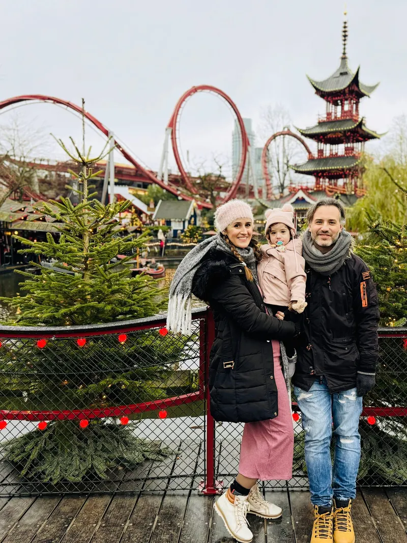 Familia ThisIsTravel en Tivoli en Navidad, Copenhague