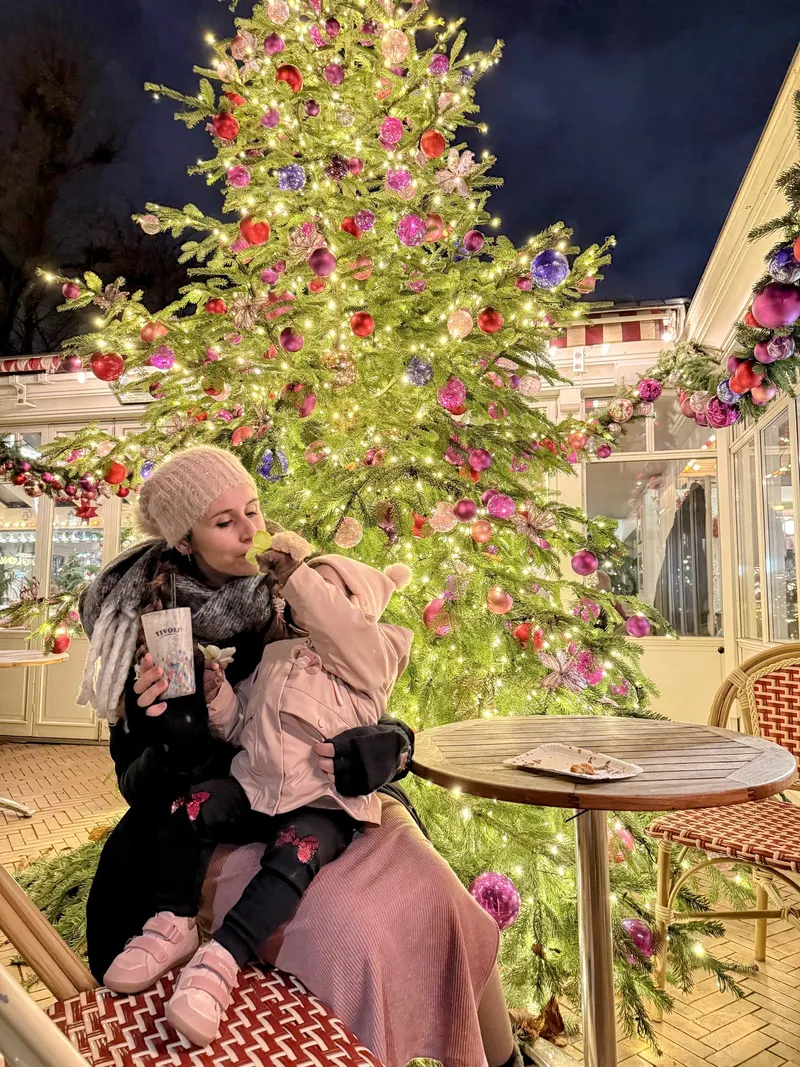 Detalle de Tivoli en Navidad con madre e hija, Dinamarca