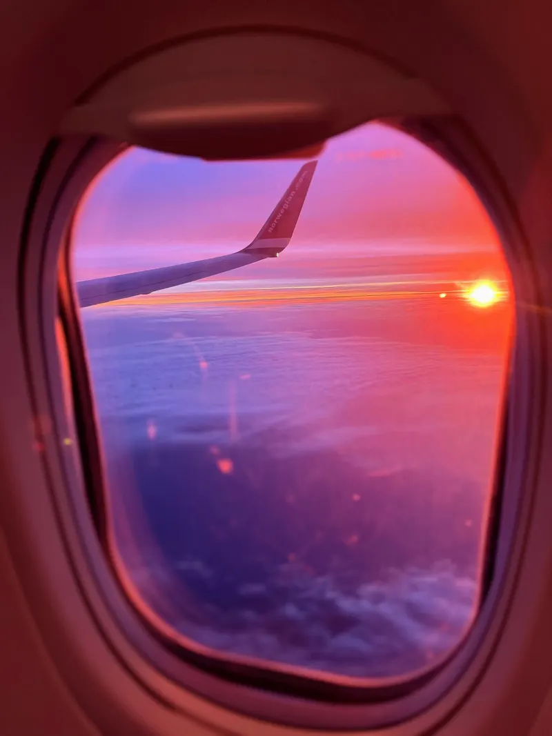 detalle del precioso amanecer en el avión rubo a Copenhague