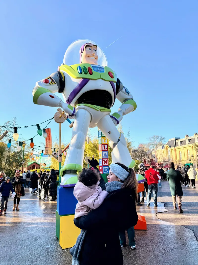 detalle de Buzz con mama e hija en Adventure Disney