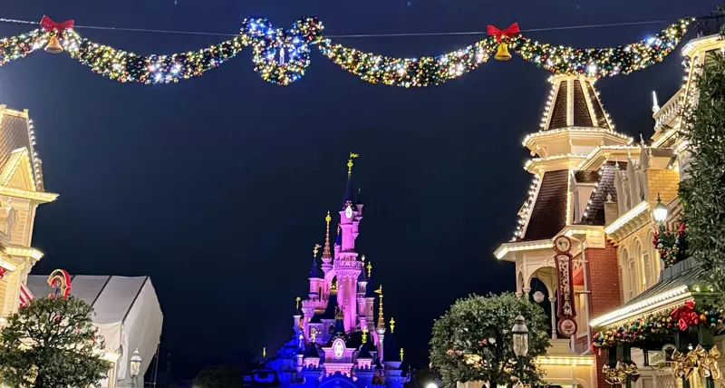 detalle Main Street en Navidad de noche en Disneyland Paris