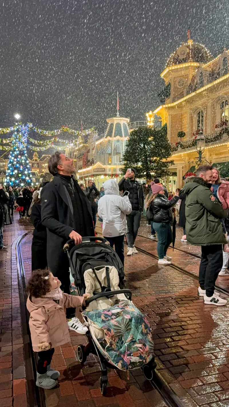 it’s snowing in Disneyland Paris, detalle nieve en Main Street