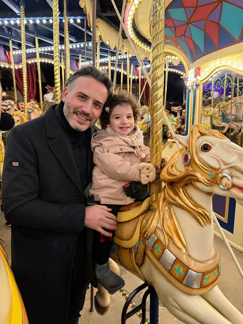 detalle del carrusel de Disneyland Paris, disfrutando papa e hija