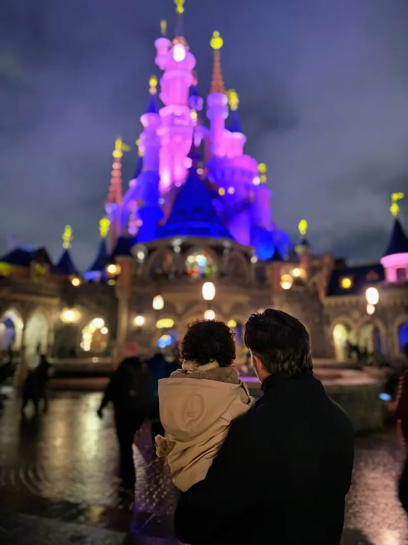 detalle disneland paris castillo en navidad, padre e hija de 2 años